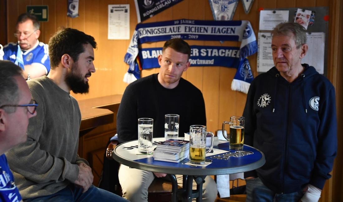 S04-Profis zu Besuch an der Theke unseres Vereinsheims